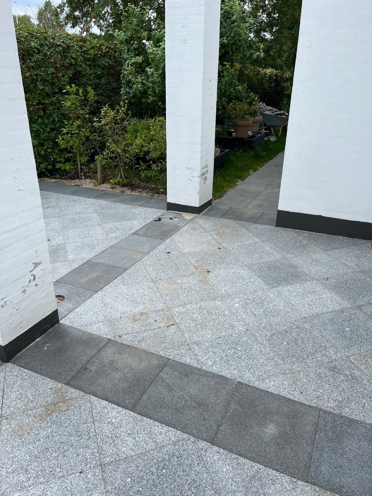 Professionel granit fliser på terrasse